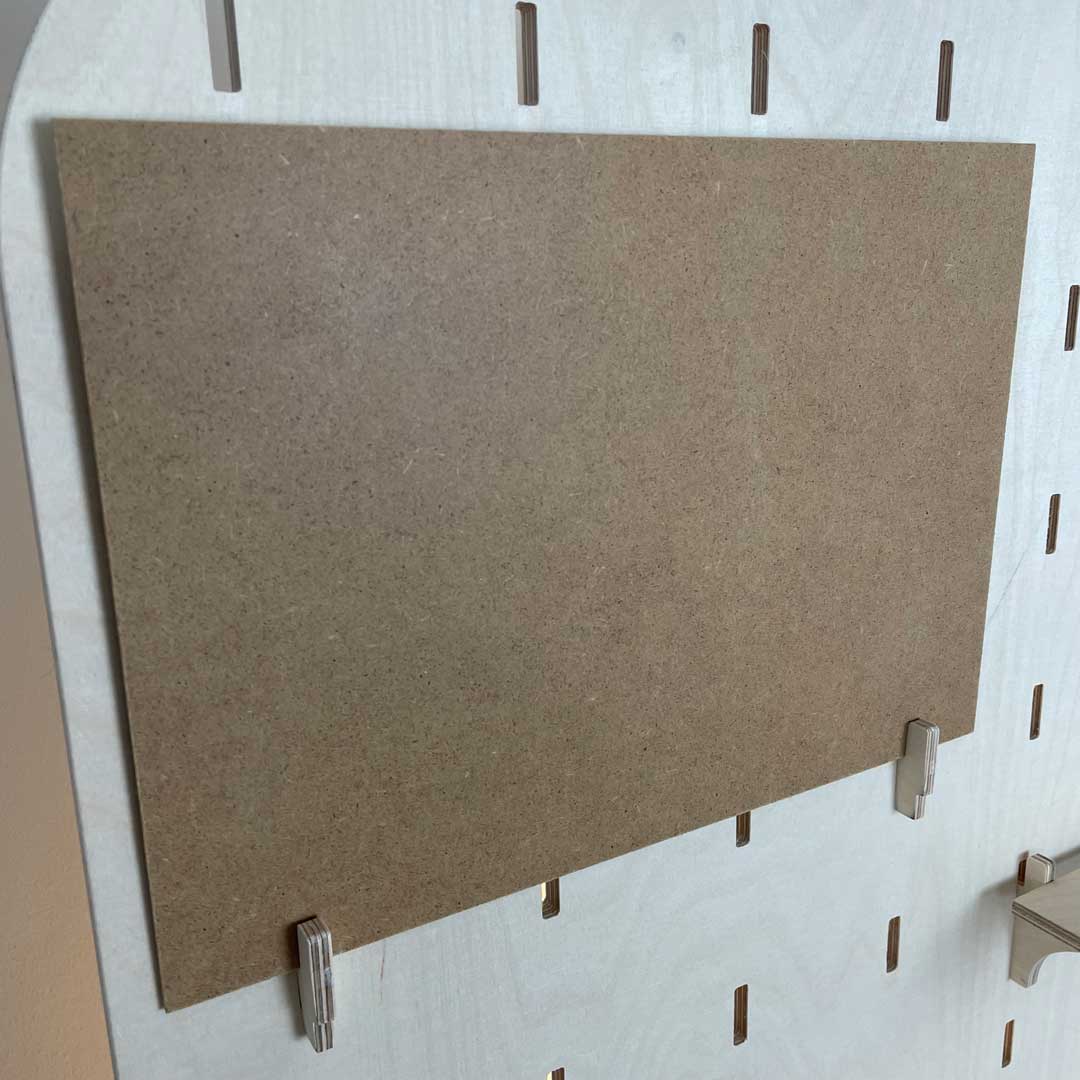 Plakathalter-kleines-h-auf-der-Fläche